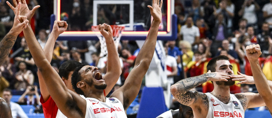 Telecinco cortó la señal con la celebración de los jugadores y el cuerpo técnico de España tras su triunfo en el Eurobasket para meter dos bloques de anuncios