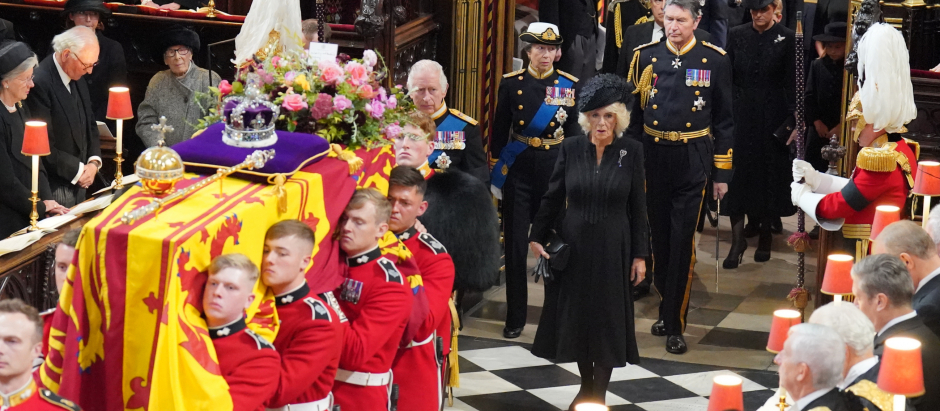 Isabel II a su entrada a la Abadía de Westminster seguido del Rey Charles III, la Reina consorte Camila, la Princesa Ana y los Príncipes de Gales.