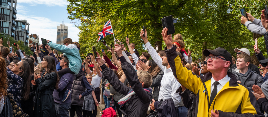 Una multitud de miles de personas se reúne en Hyde Park para ver rendir sus respetos a la Reina Isabel II