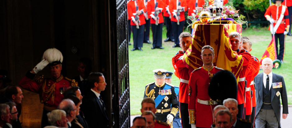 El féretro de la Reina Isabel II fue llevado a la Capilla de San Jorge en el Castillo de Windsor