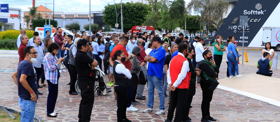 Personas en la calle después de registrarse un sismo en la ciudad de León, en el estado de Guanajuato (México)