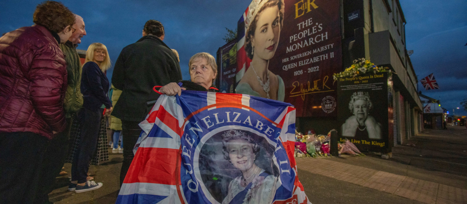 Concentración de homenaje a la Reina Isabel II en Belfast, Irlanda del Norte