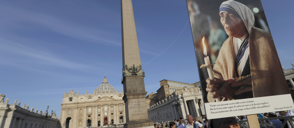A nun holds a photo of Mother Teresa before the start of the canonization ceremony in St. Peter's Square at the Vatican, Sunday, Sept. 4, 2016. Thousands of pilgrims thronged to St. Peter's Square on Sunday for the canonization of Mother Teresa, the tiny nun who cared for the world's most unwanted and became the icon of a Catholic Church that goes to the peripheries to tend to lost, wounded souls.