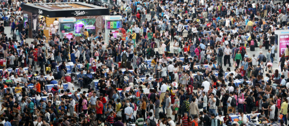 Cientos de pasajeros una estación de tren de Shanghai (China), en 2014