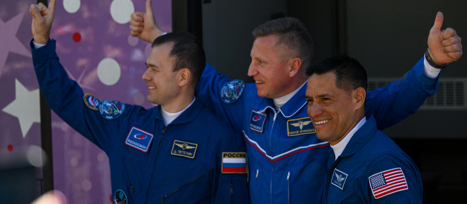 El astronauta de la NASA Frank Rubio (dcha.) y los cosmonautas rusos Sergey Prokopyev y Dmitri Petelin posan ante los medios, este miércoles