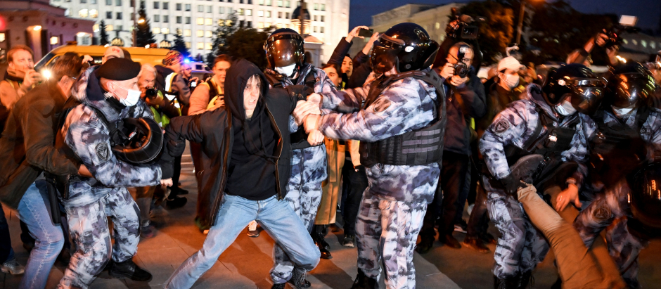 Enfrentamientos entre policías y manifestantes por el decreto de movilización