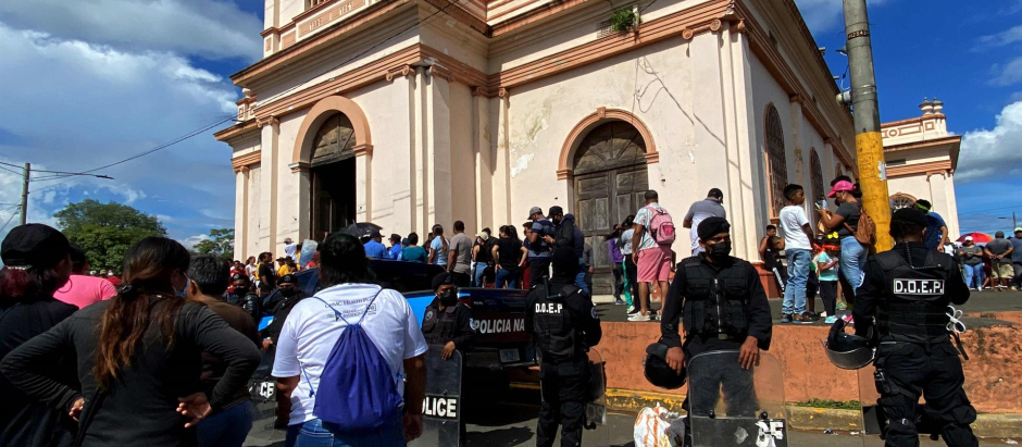 La policía de la dictadura de Daniel Ortega prohibió las procesiones y la celebración de la Biblia en Nicaragua