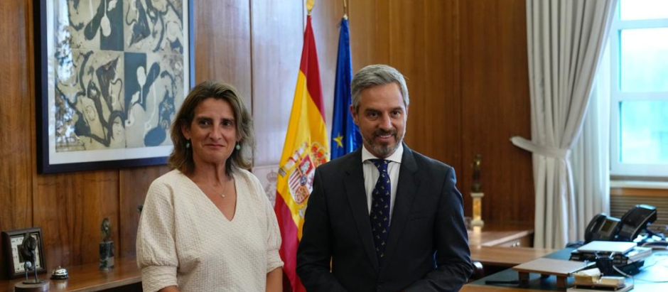 La vicepresidenta tercera, Teresa Ribera junto al portavoz del PP, Juan Bravo, durante la reunión