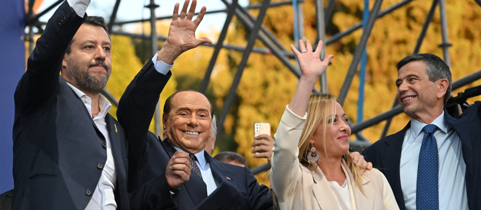 La líder de Fratelli d'Italia, Giorgia Meloni, junto con los líderes de la Lega, Matteo Salvini, y de Forza Italia, Silvio Berlusconi