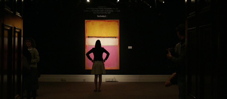Una crítica de arte observa la obra White Centre ( Yellow, Pink and Lavender Rose) subastada en Sotheby's en 2007 por 40 millones de dólares
