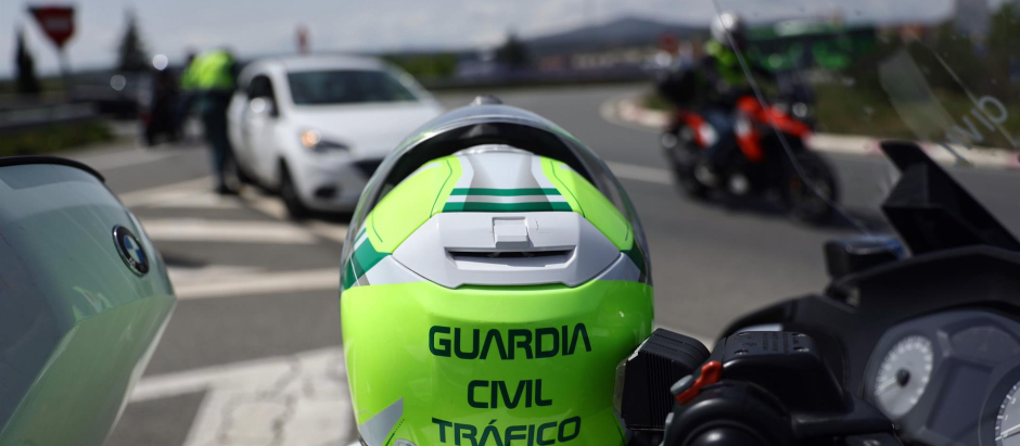 Un casco de un agente de la Guardia Civil en un control de tráfico