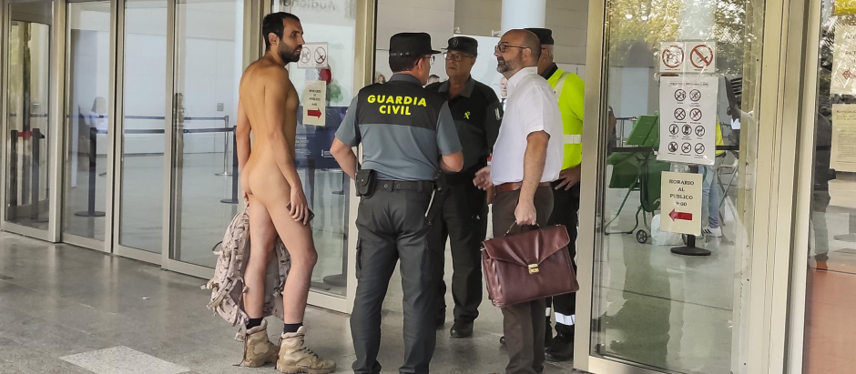 Un hombre ha tratado sin éxito este martes de acceder completamente desnudo a los juzgados de Valencia