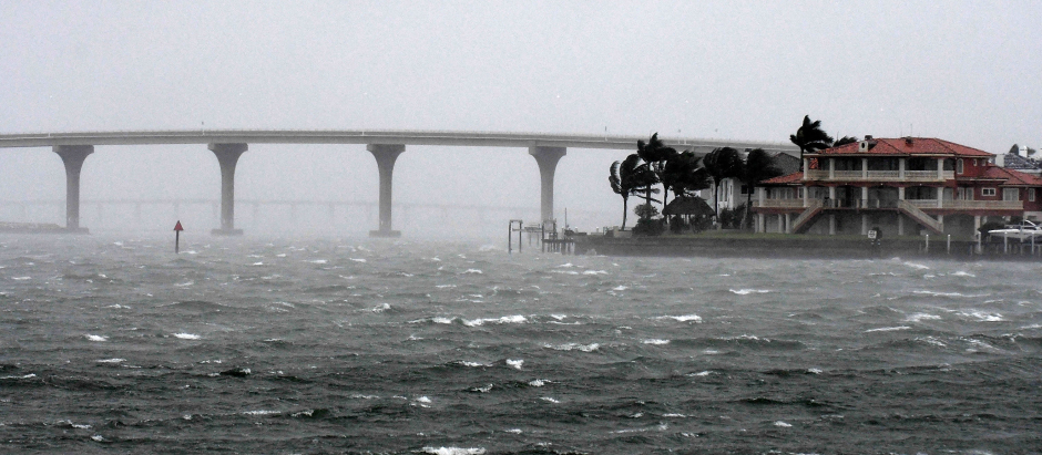Vista general de la bahía de St. Pete Beach, Florida cuando llegan los fuertes vientos del huracán Ian