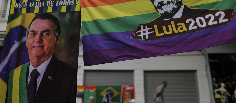 Carteles de campaña de Bolsonaro y Lula en las elecciones 2022