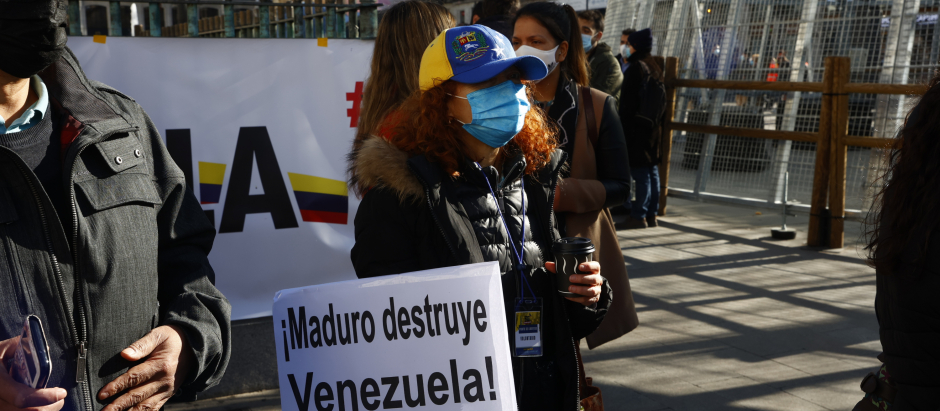 Una inmigrante venezolana protesta contra la dictadura de Maduro en la Puerta del Sol en Madrid