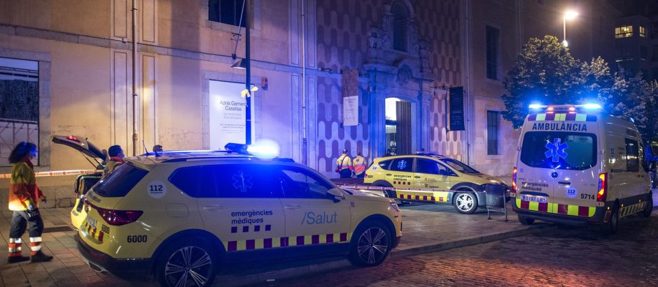 Vehículos de emergencias ante la Casa de Cultura de Girona tras la explosión de un bidón