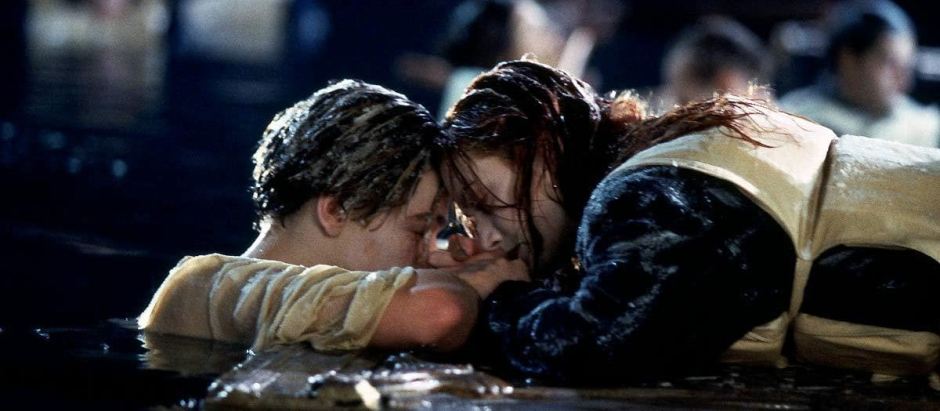 Leonardo DiCaprio y Kate Winslet en una famosa escena de Titanic, estrenada en 1997