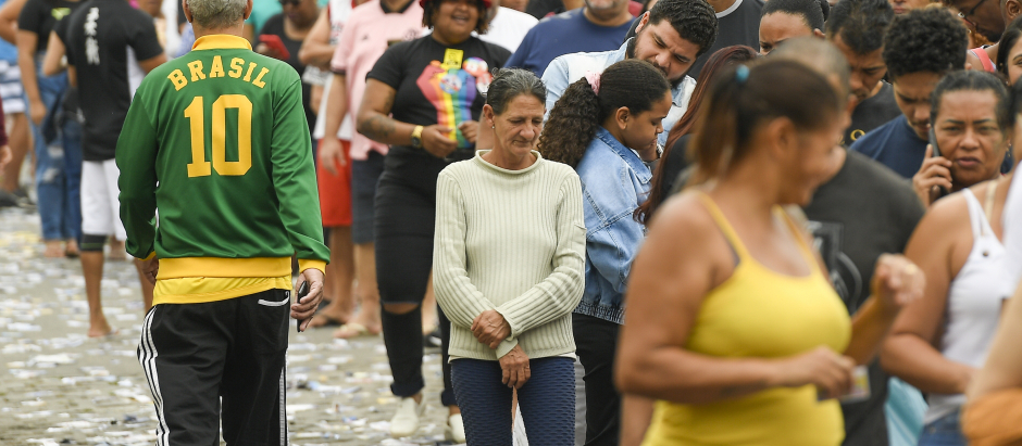 Los votantes hacen cola en un colegio electoral durante las elecciones generales en el barrio de Mare, en Río de Janeiro, a 2 de octubre de 2022