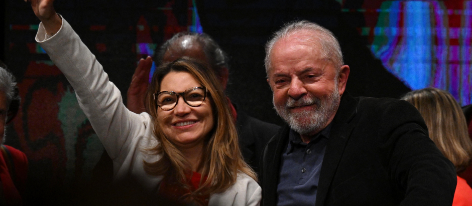 El expresidente Lula da Silva y su esposa, Janja, celebran su victoria en primera vuelta de las elecciones presidenciales en Brasil