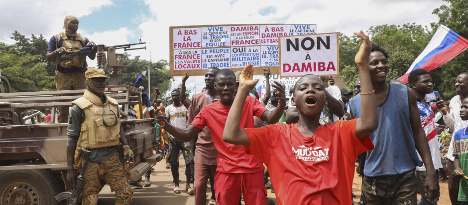 Un grupo de manifestantes expresan su apoyo del golpe en Uagadugú, Burkina Faso