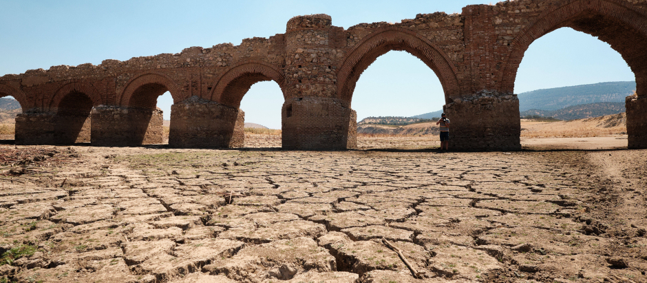 Mandatory Credit: Photo by CHINE NOUVELLE/SIPA/Shutterstock (13097069e)
(220816) - EXTREMADURA (SPAIN), Aug 16, 2022 (Xinhua) - Photo taken on Aug 15, 2022 shows a view of Cijara reservoir in Extremadura, Spain. Spain continues to suffer from one of the hottest and driest summers on record, after the highest temperatures ever recorded in July. Lack of rain has left water volumes in its reservoirs at less than 40 percent of their storage capacities - 20 percent below the average level for this time of the year.
Spain Extremadura Drought - 15 Aug 2022 
SPAIN EXTREMADURA DROUGHT 15 AUG 2022 220816 16 XINHUA PHOTO TAKEN SHOWS A VIEW CIJARA RESERVOIR CONTINUES SUFFER FROM ONE HOTTEST DRIEST SUMMERS RECORD AFTER HIGHEST TEMPERATURES EVER RECORDED JULY LACK RAIN HAS LEFT WATER VOLUMES ITS RESERVOIRS AT LESS THAN 40 PERCENT THEIR STORAGE CAPACITIES 20 BELOW AVERAGE LEVEL FOR THIS TIME YEAR 114174704