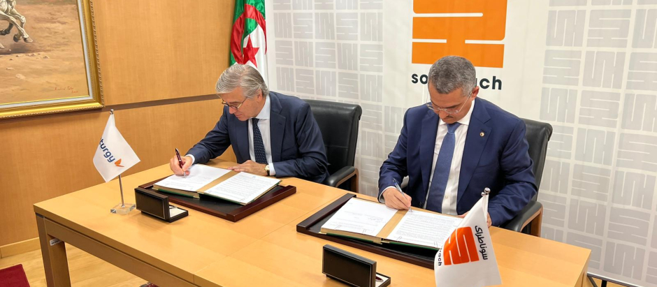 Francisco Reynés, presidente de Naturgy firma el acuerdo con el responsable de Sonatrach, Toufik Hakkar