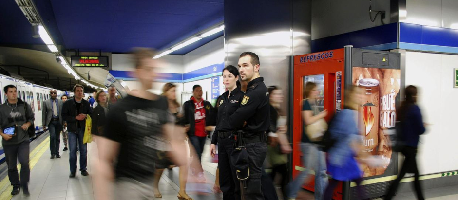Agentes de la Brigada Móvil del CNP vigilando el Metro- Archivo
