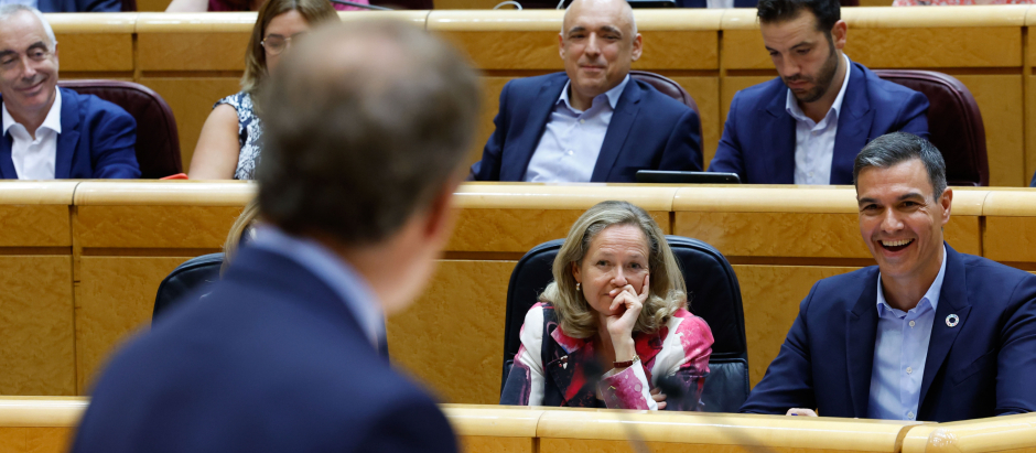 Sánchez y Calviño miran a Feijóo en el Senado