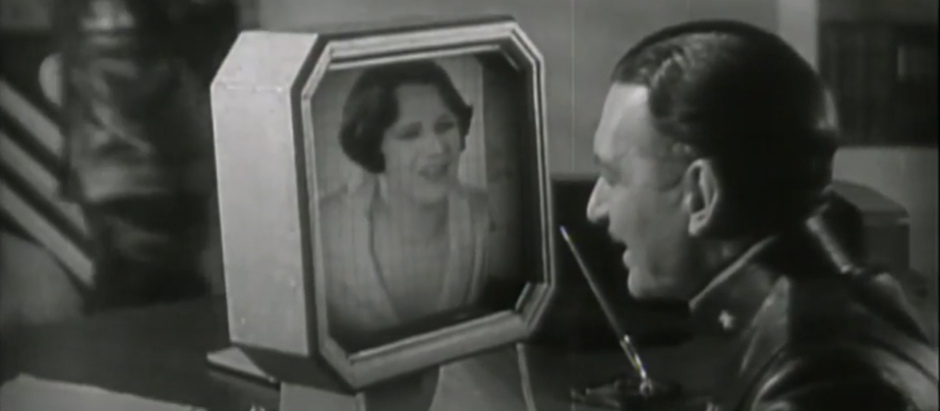 Una escena de Alta Traición, 1929, donde se puede ver a los personajes hablando por una rudimentaria videollamada