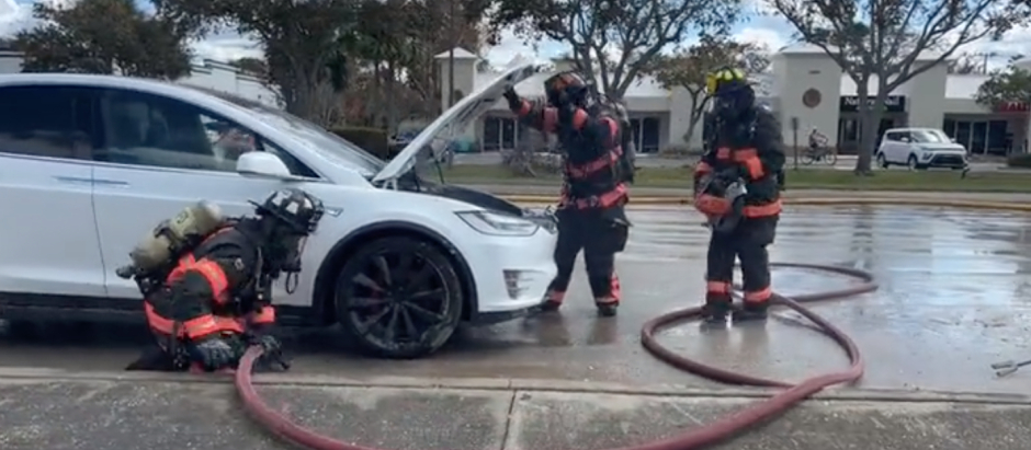 Decenas de coches eléctricos, no sólo Tesla como el de la imagen, arden de manera espontánea en los EE.UU.