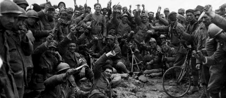 Miembros de los Arditi armados con dagas, 1918
