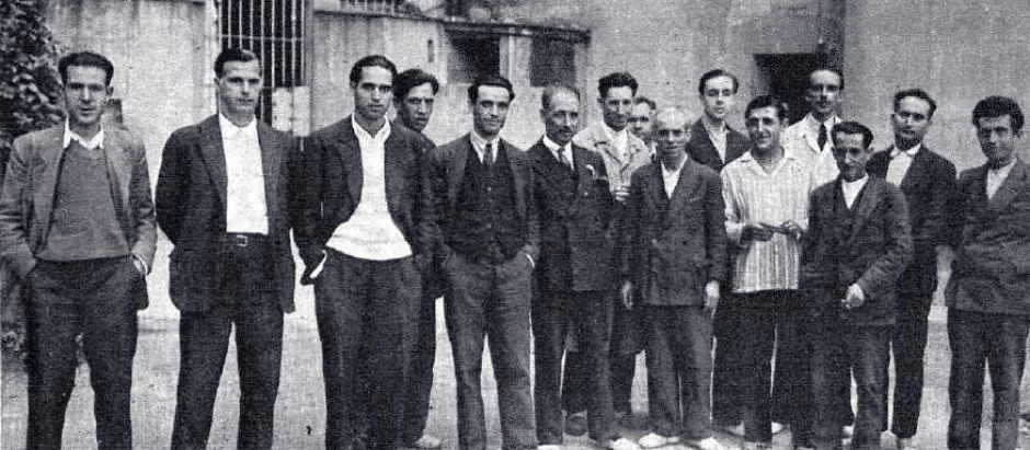 Fotografía de varios presos políticos encarcelados en la Cárcel Modelo de Barcelona en noviembre de 1930. Entre ellos, Lluís Companys, su hijo, Ángel Pestaña, Joan Lluhí i Vallescà o Emili Granier Barrera