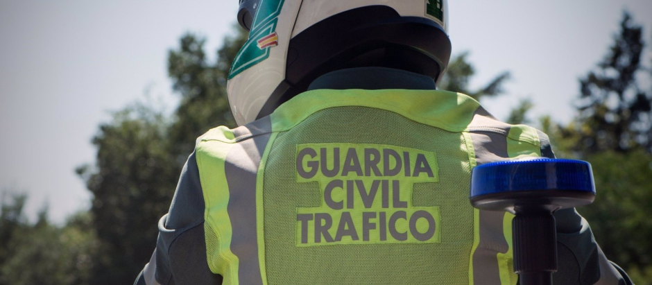 Un agente de Tráfico de la Guardia Civil de Huelva