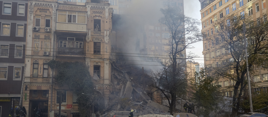 Humo que sale de un edificio parcialmente destruido en Kiev por un ataque con dron de este lunes