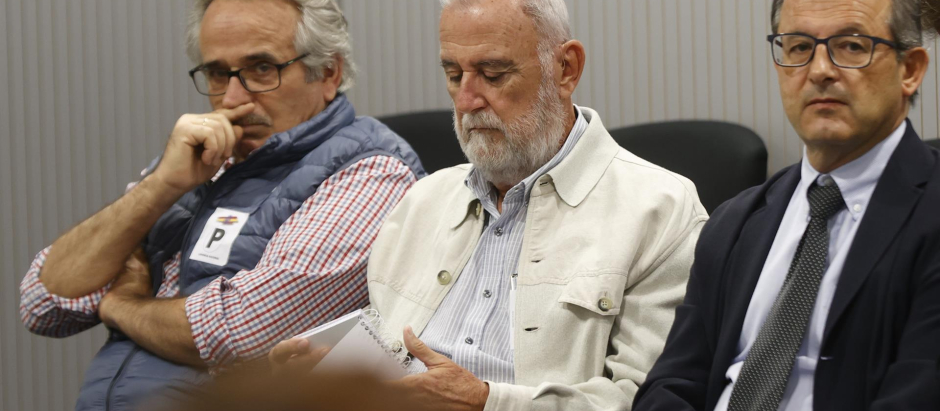 En el centro, José Manuel García (de Izquierda Unida) en la Audiencia Nacional, donde este lunes ha comenzado el juicio por el caso Madeja