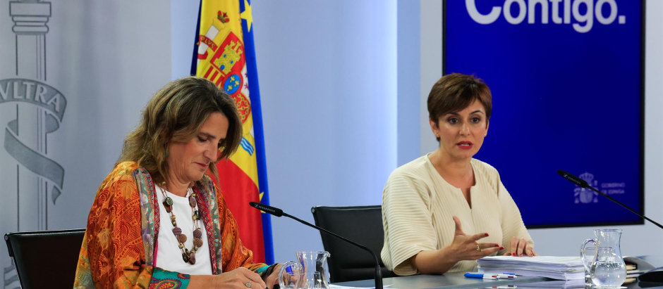 La vicepresidenta tercera y ministra para la Transición Ecológica, Teresa Ribera, junto a la portavoz del Gobierno, Isabel Rodríguez