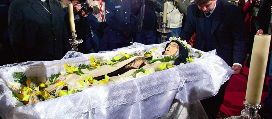 The body of Sister Lucia arrives at the Coimbra Cathedral before her burial in the graveyard of the Carmelite convent, in Coimbra, Portugal, Tuesday, Feb. 15, 2005. Flags flew at half-staff Tuesday on a day of national mourning for Sister Lucia, the last of three shepherd children who claimed to have seen the Virgin Mary during 1917 apparitions in Fatima. Lucia's coffin was taken from the convent in Coimbra where she lived since 1948 to the city's cathedral for a funeral service. She died Sunday, aged 97, of apparent heart failure. Pope John Paul II, who met with Lucia during his three visits to Fatima, sent Genoa Archbishop Tarcisio Bertone to preside at the funeral. (AP Photo / Paulo Duarte)