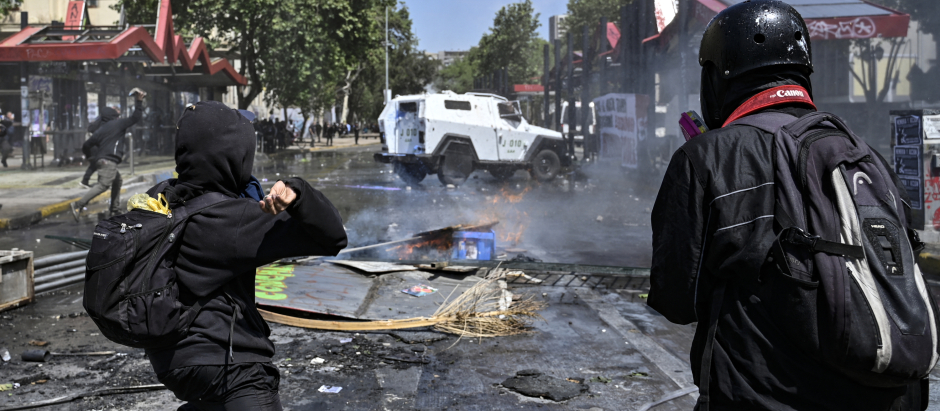 Un pequeño grupo de manifestantes se enfrentó a la policía chilena en Santiago