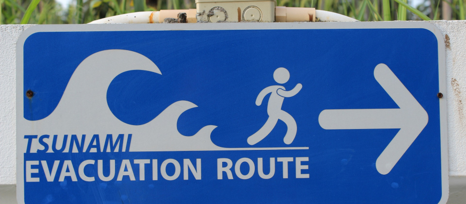Señal que indica la ruta de evacuación que debe seguirse en caso de tsunami