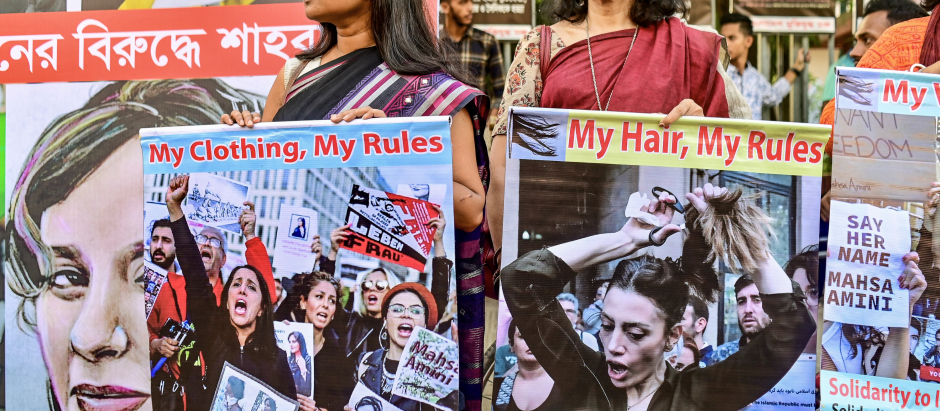 Activists display placards in support of Iranian women following the death in Iran of 22-year-old Masha Amini, during a demonstration in Dhaka on October 15, 2022. (Photo by Munir uz ZAMAN / AFP)