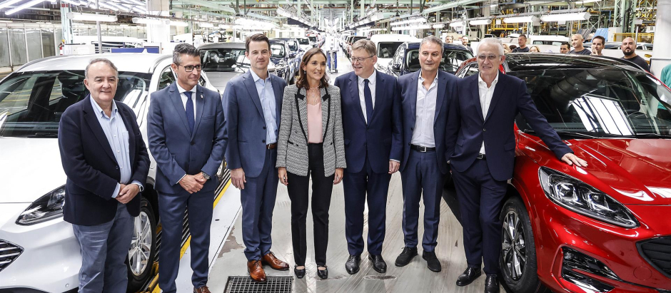La ministra de Industria, Comercio y Turismo, Reyes Maroto, acompañada del 'president' de la Generalitat, Ximo Puig, visita las instalaciones de la fábrica de Ford en Almussafes