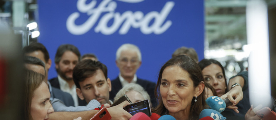 La ministra de Industria, Reyes Maroto, en su visita a la planta de Ford en Almussafes (Valencia)