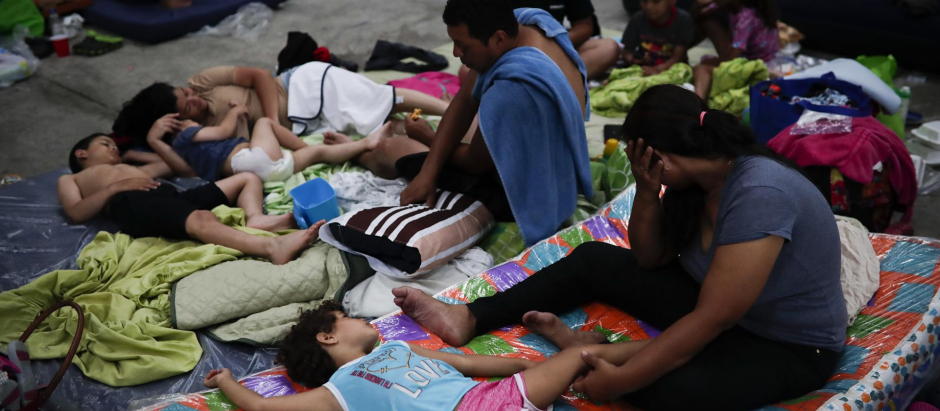 Inmigrantes de origen venezolano, incluidos niños, descansan en un refugio temporal en Ciudad de Panamá