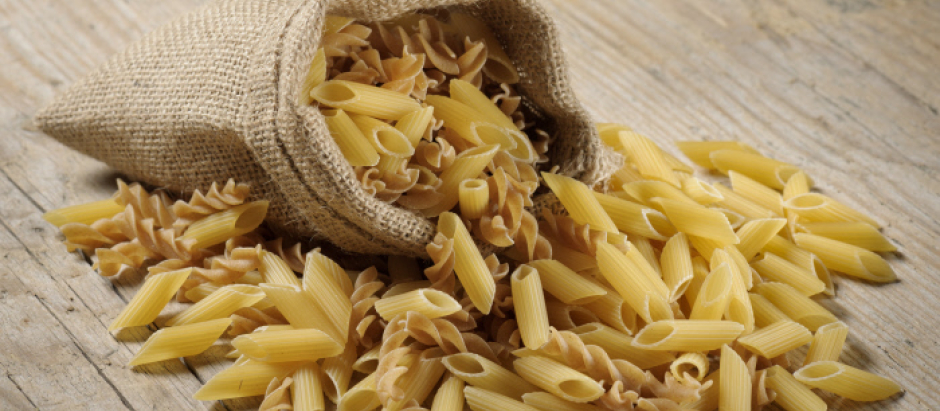 .FOOD,ALIMENT,HEALTH,MACRO,CLOSE-UP,MACRO ADMISSION,CLOSE UP VIEW,CLOSEUP,WATER,MEDITERRANEAN,SALT WATER,SEA,OCEAN,TRADITIONAL,SPAGHETTI,NOODLES,RAW,FLOUR,ITALIAN,DISH,MEAL,BAG,JUTE,PASTA,VARIETY,VEGETARIAN,WOODEN,BUNCH,ORGANIC,UNCOOKED,NUTRITION,MACARONI,INGREDIENT,TABLE,BACKDROP,BACKGROUND,FRESH,YELLOW,HEALTHY,NATURAL,MACCHERONI,PENNE,FUSILLI,WHOLEMEAL FLOUR