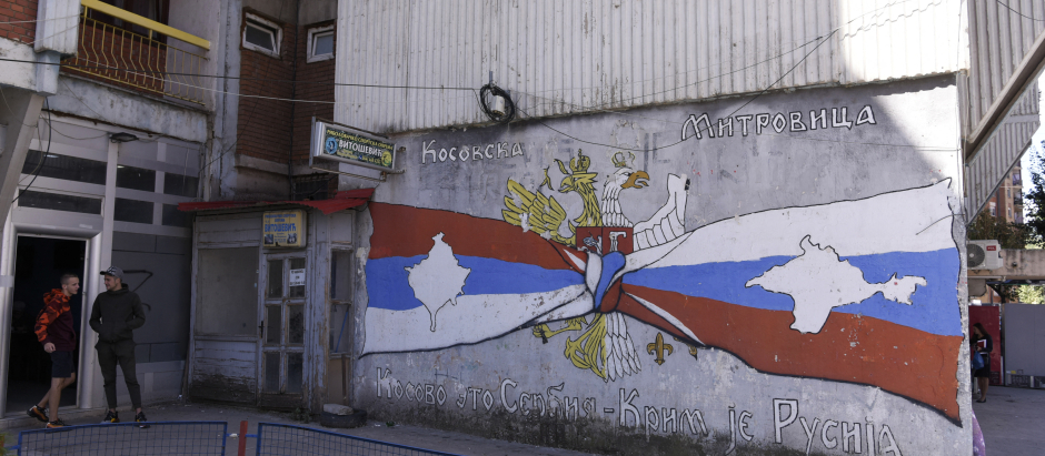 Mural en Mitrovica que representa la alianza entre Rusia y Serbia