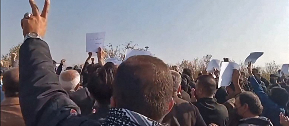 Centenares de manifestantes se congregaron en el cementerio donde está enterrada Mahsa Amini