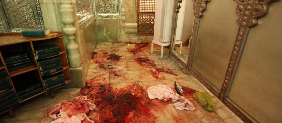 Imagen que muestra la sangre de las víctimas tras el atentado armado del Estado Islámico en la ciudad iraní de Shiraz, el 26 de octubre de 2022
