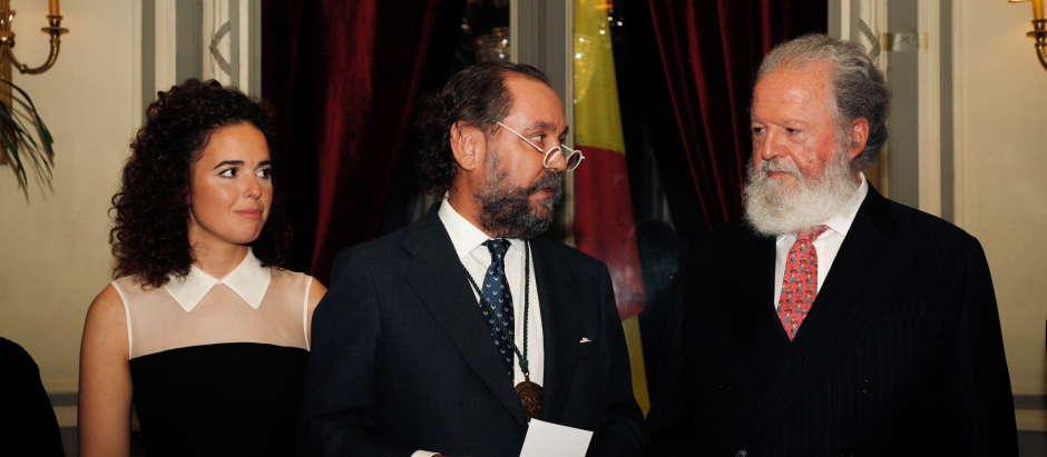 Laura Rodríguez Cano, Ramón Pérez-Maura y Álvaro Rodríguez-Cano durante la entrega del premio en una cena en el Nuevo Club de Madrid