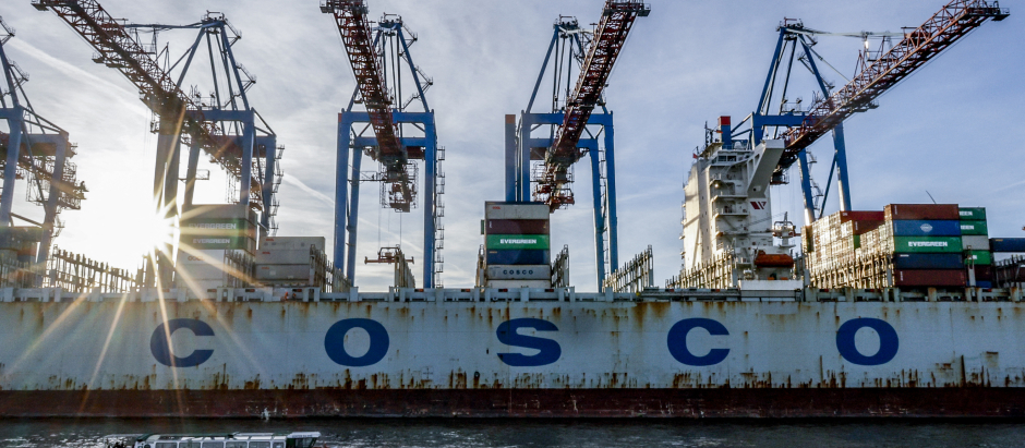 El buque 'COSCO Pride' de China en el puerto de Hamburgo