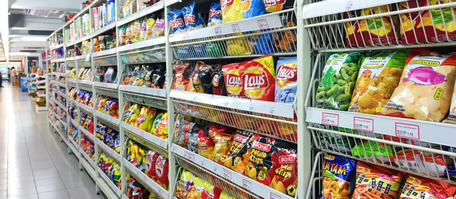 Productos de 'snack' en los lineales de un supermercado